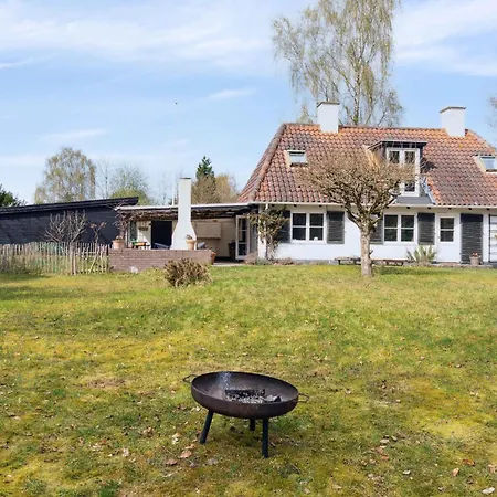 Charmerende Lokalt Hus Med 5000m2 Have Og Skov
