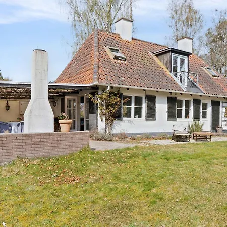 Charming House With 5000m Garden And Forest Tisvildeleje