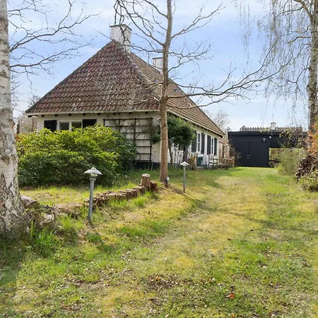 Charmerende Lokalt Hus Med 5000m2 Have Og Skov Holiday home